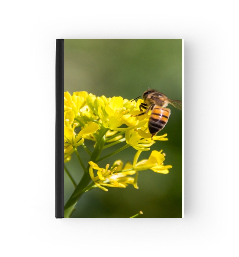  A bee in the yellow mustard flowers para cubierta de pasaporte