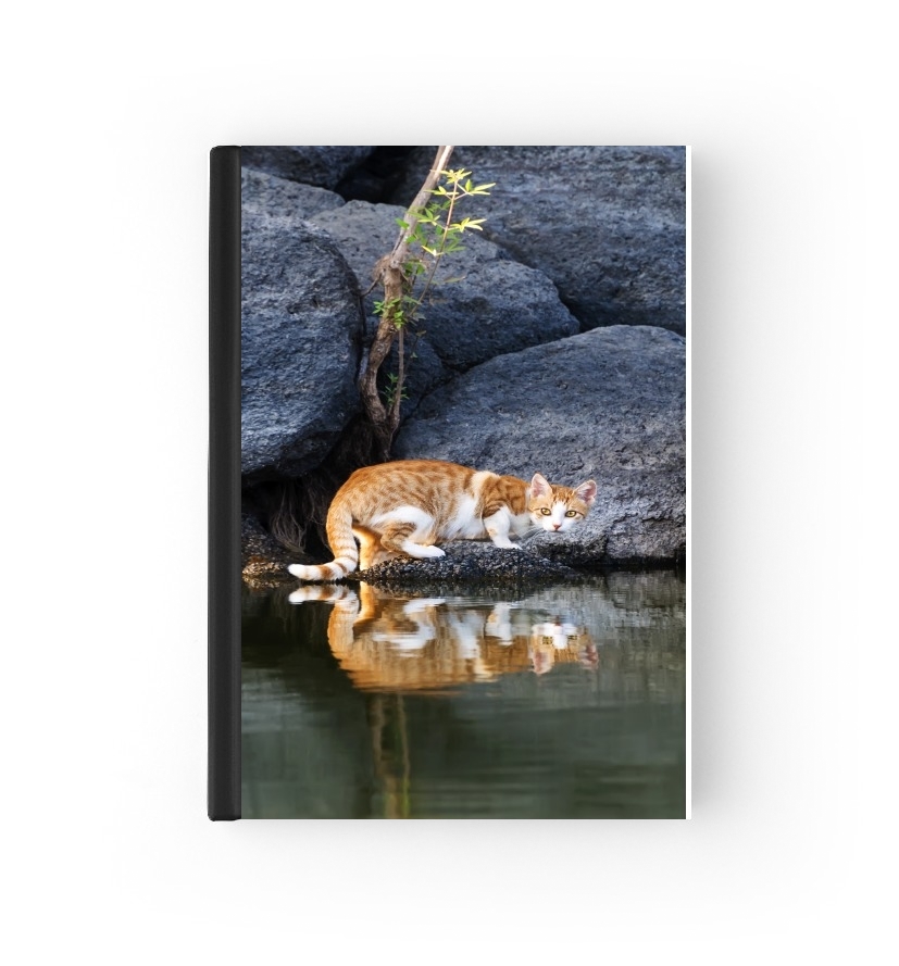  Cat Reflection in Pond Water para Personalizable calendario escolar