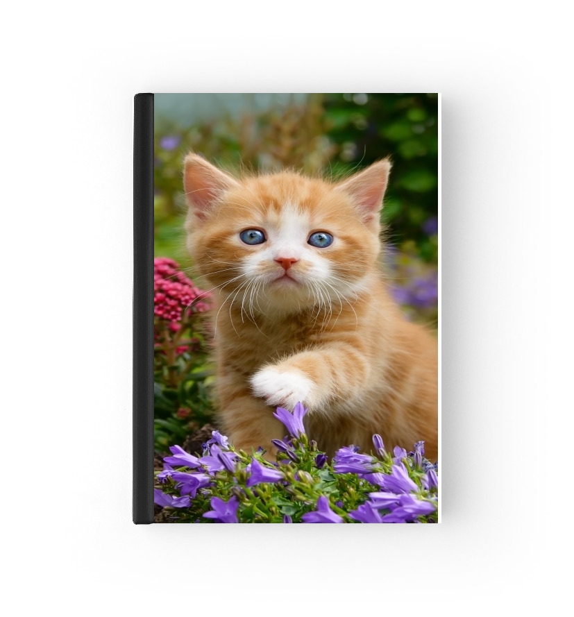  Cute ginger kitten in a flowery garden, lovely and enchanting cat para cubierta de pasaporte