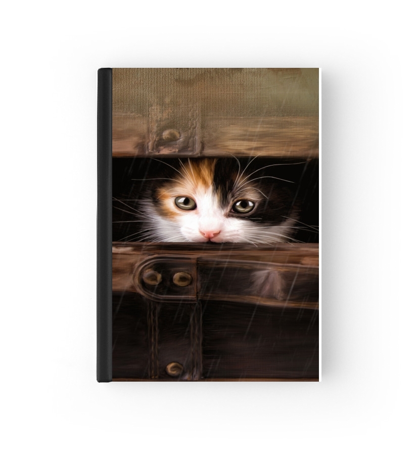  Little cute kitten in an old wooden case para cubierta de pasaporte