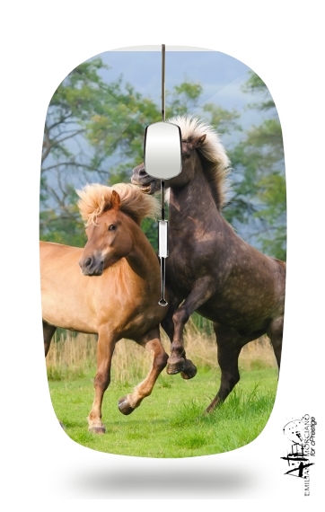  Two Icelandic horses playing, rearing and frolic around in a meadow para Ratón óptico inalámbrico con receptor USB