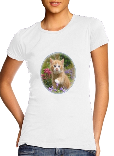  Cute ginger kitten in a flowery garden, lovely and enchanting cat para Camiseta Mujer