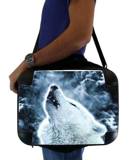  A howling wolf in the rain para bolso de la computadora