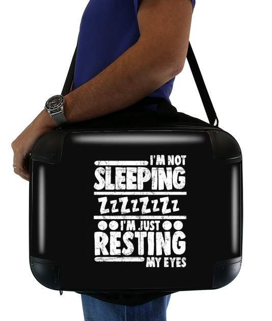  im not sleeping im just resting my eyes para bolso de la computadora