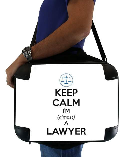  Keep calm i am almost a lawyer para bolso de la computadora